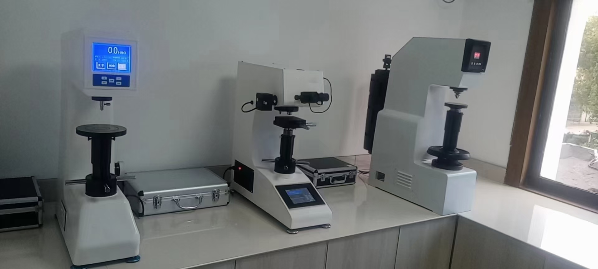 布、洛、维硬度计使用现场